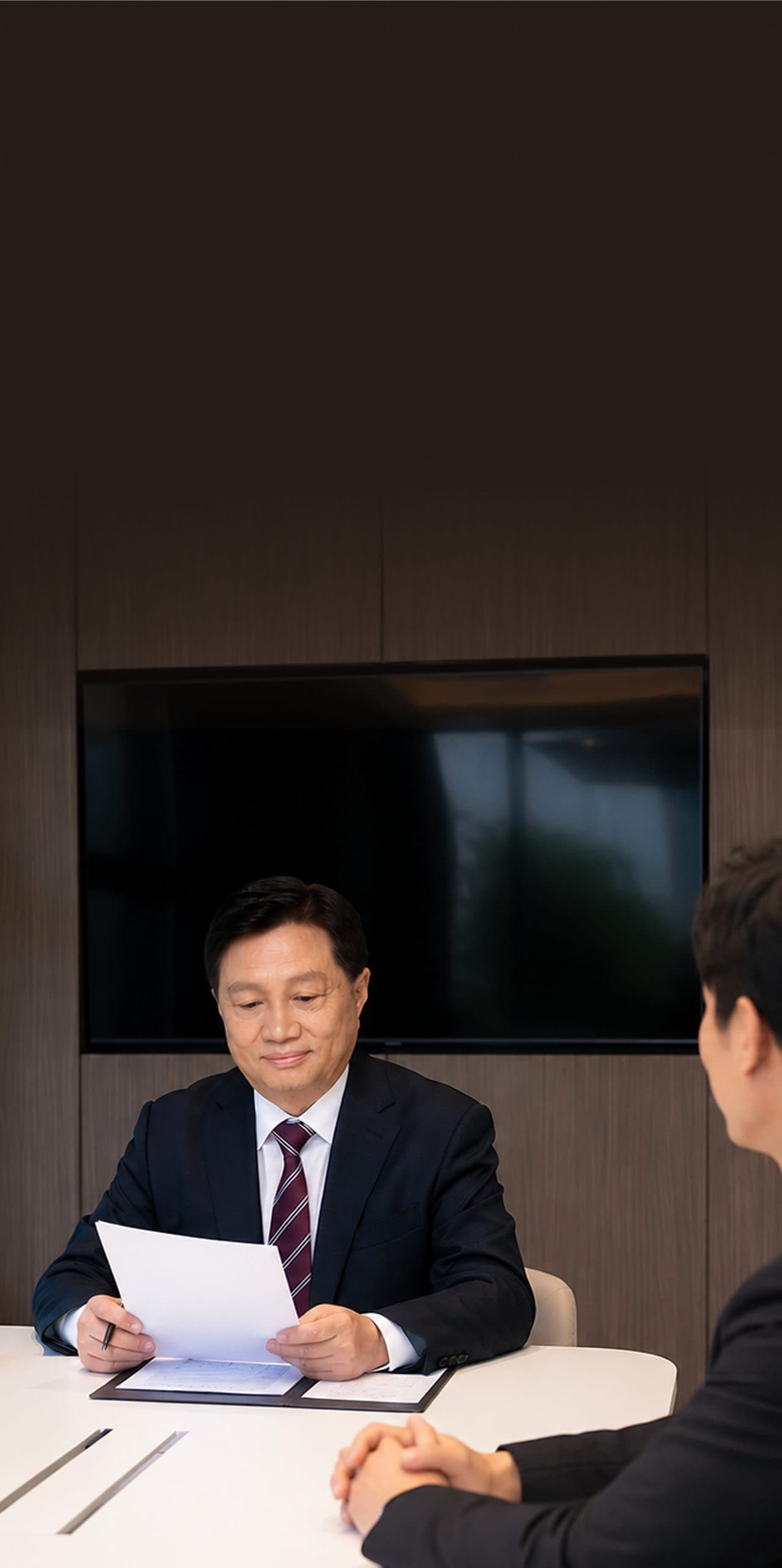 법률 상담 중인 변호사 — 법무법인 수림